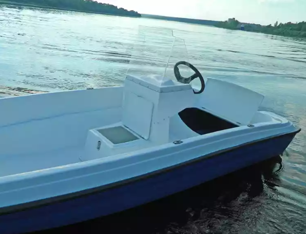 Стеклопластиковая лодка Пингвин с консолью (тримаран) в Новочеркасске