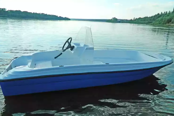 Стеклопластиковая лодка Пингвин с консолью (тримаран) в Новочеркасске