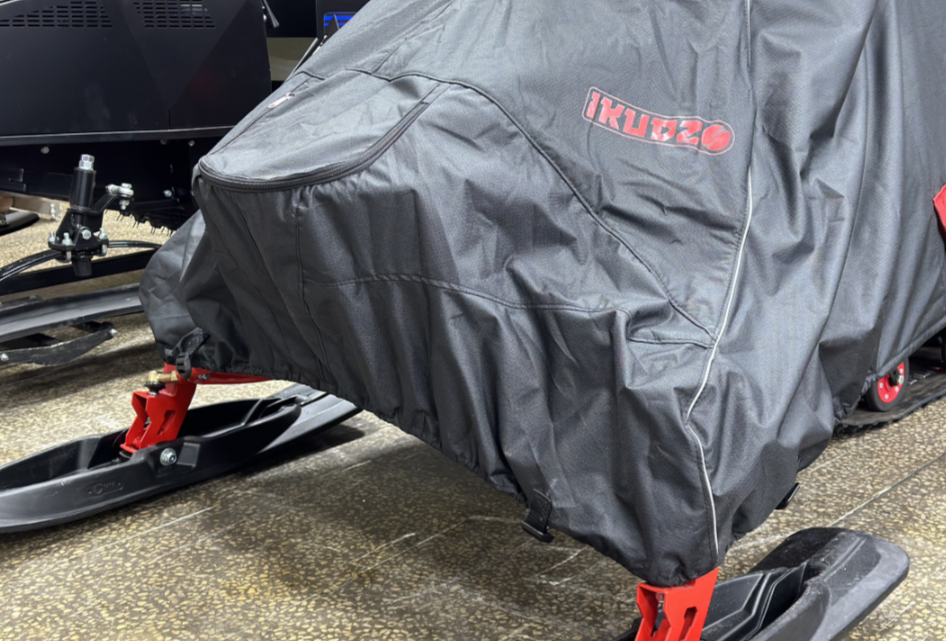 Чехол транспорт. снегохода IKUDZO HUNTER черно-красный Оксфорд ПРЕМИУМ качества с лого IKUDZO в Новочеркасске