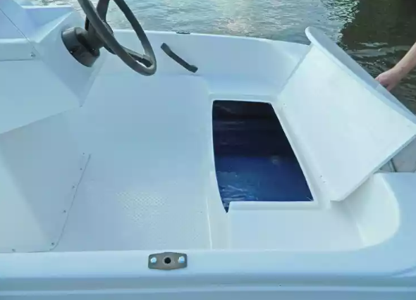 Стеклопластиковая лодка Пингвин с консолью (тримаран) в Новочеркасске